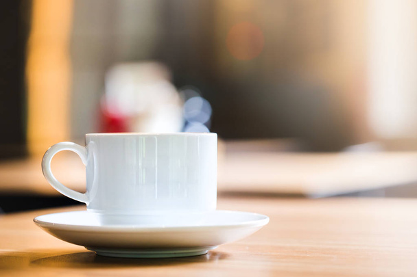 Latte café dans une tasse sur table en bois et café flou backg
 - Photo, image