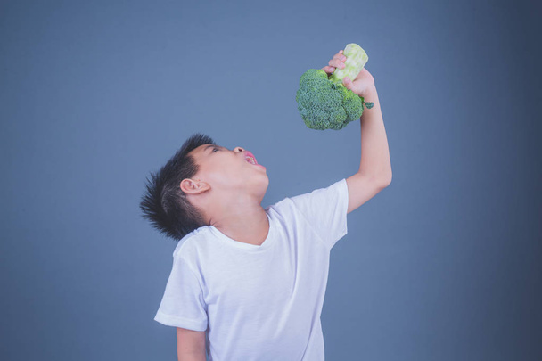 Kinder mit Gemüse auf grauem Hintergrund. - Foto, Bild