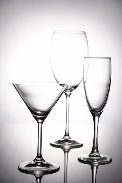 Leere Glasbecher aufgestellt. auf weißem Hintergrund abstrakt - Foto, Bild