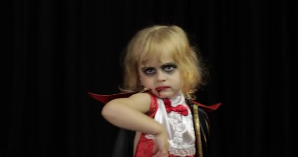 Drakulowe dziecko. Dziewczyna z makijażem na Halloween. Dzieciak wampir z krwią na twarzy - Materiał filmowy, wideo