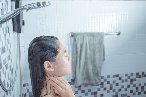 Asian girl standing shower. - Foto, afbeelding
