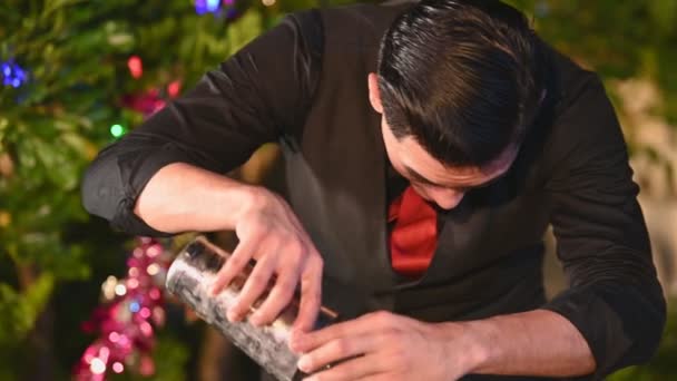 Asiatisch barman herstellung cocktails bei party - Filmmaterial, Video