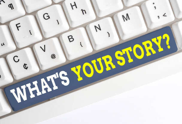 Ne S Your Story Soru gösteren kavramsal el yazısı. Onun geçmiş yaşam eylemleri kariyer veya olaylar beyaz üzerinde not kağıdı ile Beyaz pc klavye hakkında gösteren soran İş fotoğraf metin - Fotoğraf, Görsel