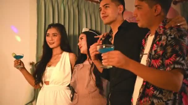 Asian przyjaciele mający zabawa w urodziny przyjęcie w klub nocny z BI - Materiał filmowy, wideo