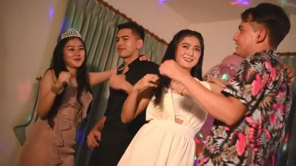 Asyalı arkadaşlar bi ile gece kulübünde doğum günü partisinde eğlenmek - Video, Çekim