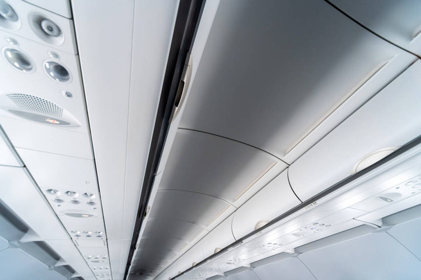 Panel de control de aire acondicionado del avión sobre asientos. Aire tapado en cabina de avión con personas. Nueva aerolínea de bajo coste
 - Foto, imagen