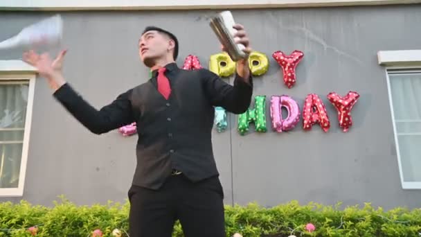 азіатський бармен робить коктейлі та трюки
 - Кадри, відео