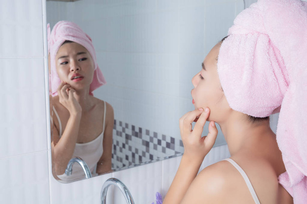 Asian girl squeezes acne. - Φωτογραφία, εικόνα