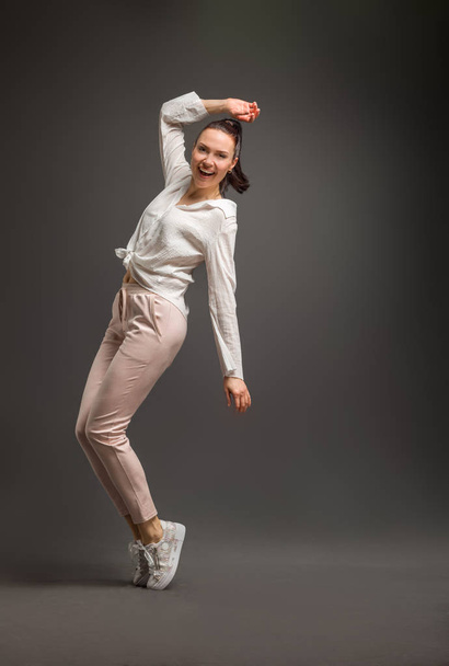 jovem e bela dançarina posando em estúdio em fundo colorido - Foto, Imagem
