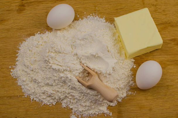 zandkoekjes deeg voor het bakken van quiche taart en ingrediënten in bakvorm met bessen. bakconcept - Foto, afbeelding