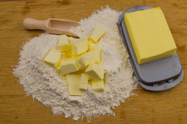 masa de pan corto para hornear tarta de quiche e ingredientes en forma de hornear con bayas. concepto de cocción
 - Foto, Imagen
