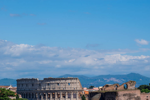 Κολοσσαίο που παρατηρείται από την κορυφή του βωμού της πατρίδας ή της πόλης, Ρώμη, Ιταλία - Φωτογραφία, εικόνα