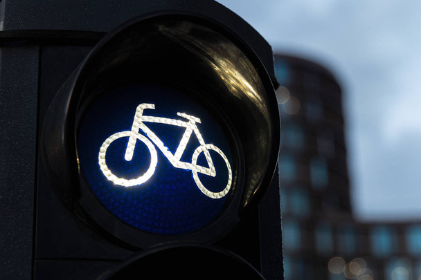 Yksityiskohta ammuttu polkupyörän liikennevalo kytketty vihreä väri
 - Valokuva, kuva