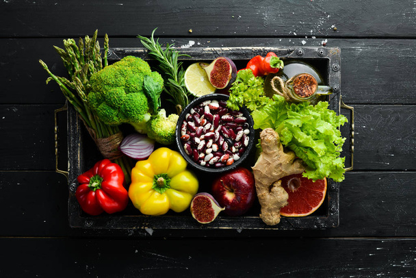 Органическая еда. Свежие овощи и фрукты. Вид сверху. Свободное пространство для копирования
. - Фото, изображение