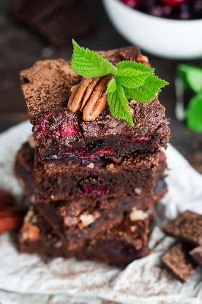 Шоколадный пирог с ягодами и орехами
 - Фото, изображение