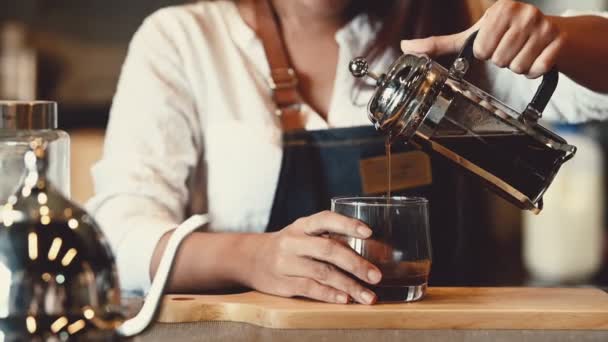 Primer plano de barista mujer que trabaja en la cafetería
 - Imágenes, Vídeo