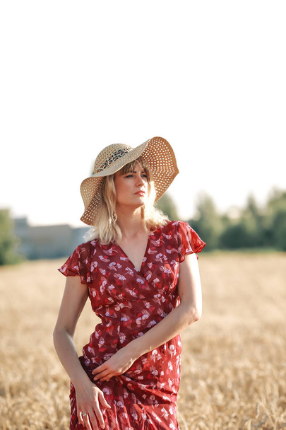 Yaz aylarında buğday tarlasında elbise ve şapka genç ve güzel kız - Fotoğraf, Görsel