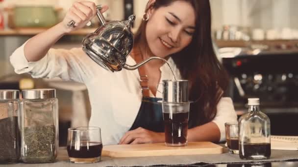 Крупним планом красива Азіатська жінка бариста працювати в кафе - Кадри, відео