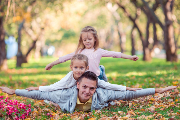 Familia de papá y niños en el hermoso día de otoño en el parque - Foto, imagen
