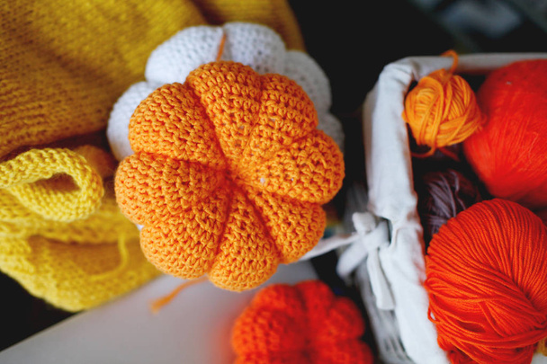 Group of colorful pumpkins knitted from yarn - Fotoğraf, Görsel