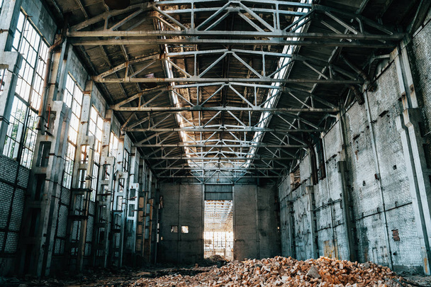 Zrujnowany i opuszczony przemysłowy hangar magazynowy z widokiem perspektywicznym - Zdjęcie, obraz