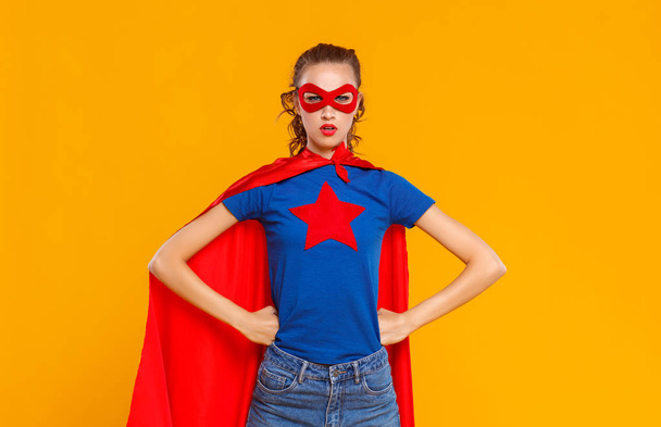 concept. femme dans un costume de super-héros sur backgrou jaune coloré
 - Photo, image