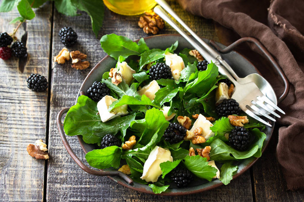Menu de dieta, comida Vegan. Salada saudável com rúcula, queijo brie
,  - Foto, Imagem