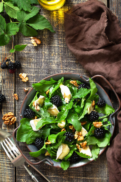 Dieetmenu, veganistisch eten. Gezonde salade met rucola, Brie kaas,  - Foto, afbeelding