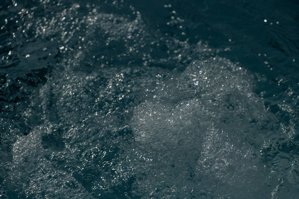 szörfözés a tenger, buborék levegő a víz hab a jacuzziban - Fotó, kép