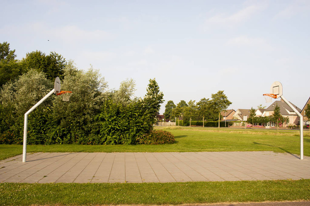 Terrain de basket extérieur
 - Photo, image