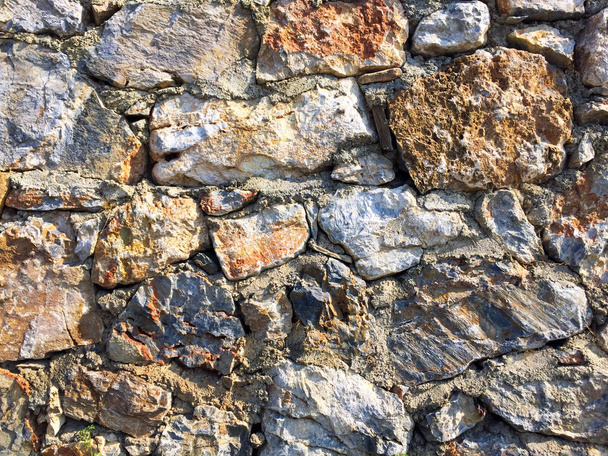 Partie d'un vieux mur de pierre, pour le fond ou la texture
. - Photo, image