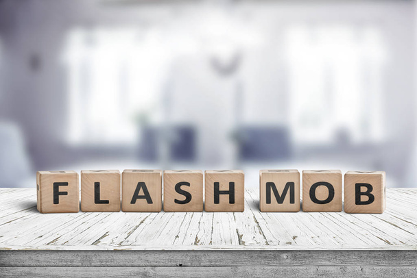 Señal de mensaje de flash mob en una mesa en una habitación luminosa
 - Foto, Imagen