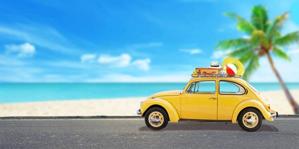 Yolda çatıda bagajı olan araba. Plaj, arka planda deniz nad palmiye. Yaz seyahat konsepti. Alanı yanındaki kopyala. - Fotoğraf, Görsel