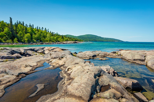 Malowniczy widok krajobrazu w Neys Provincial Park - Zdjęcie, obraz