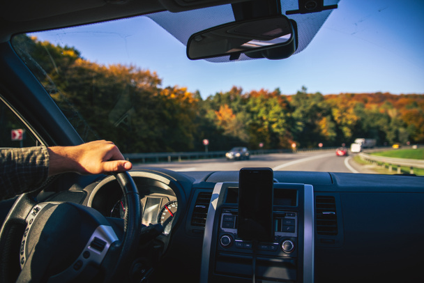uomo mani sul volante guida da autunno superstrada stagione autunnale
 - Foto, immagini