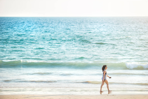 Femme marche sur une plage sauvage vide
 - Photo, image