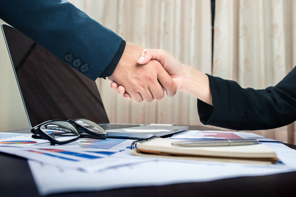 Business Handshake, investerings concept - Foto, afbeelding