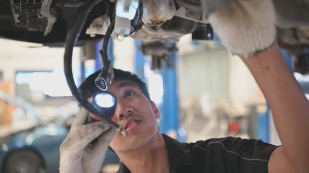 imagens de asiático reparador examinando carro em serviço centro
 - Filmagem, Vídeo