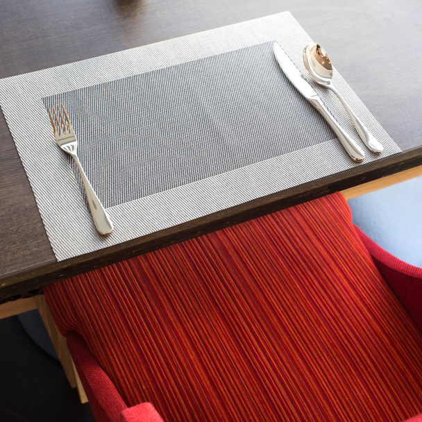 μαχαιροπίρουνα στο τραπέζι σε ένα τραπέζι εστιατόριο, μαχαίρι, πιρούνι, - Φωτογραφία, εικόνα