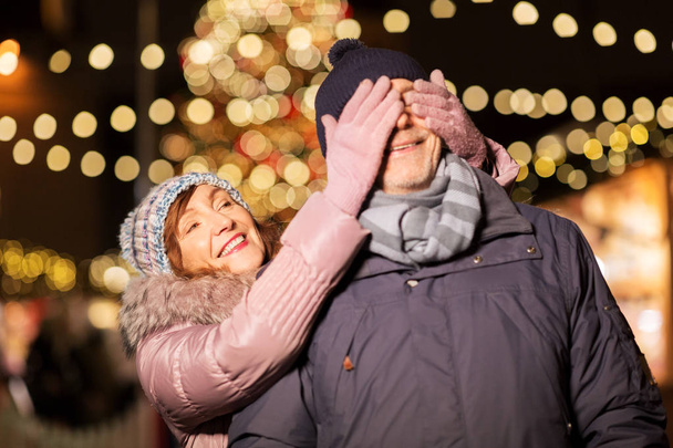 happy senior couple at christmas market - Fotografie, Obrázek