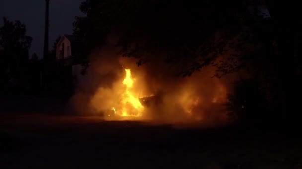 Feuerwehr löscht brennendes Auto erfolgreich mit Spezialmitteln - Filmmaterial, Video
