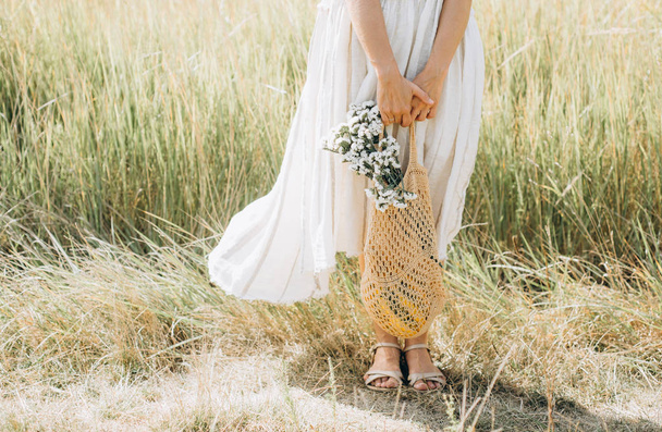 woman natural clothes eco mesh string bag wildflowers - Foto, Bild