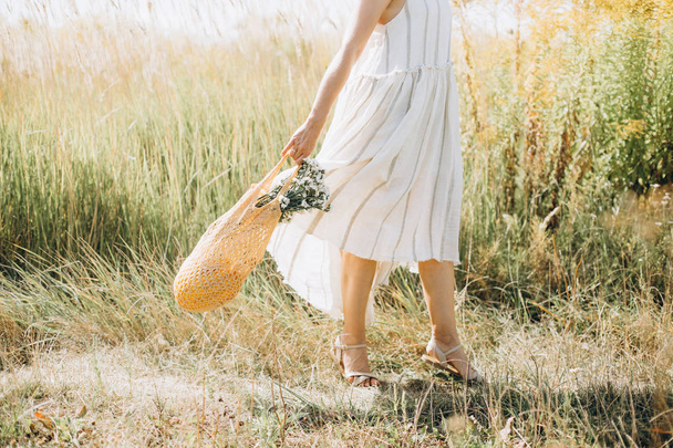 woman natural clothes eco mesh string bag wildflowers - Φωτογραφία, εικόνα