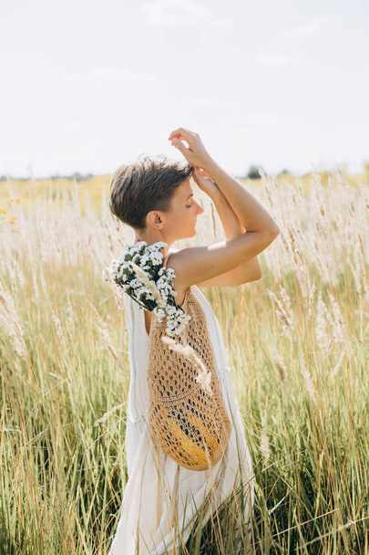 woman natural clothes eco mesh string bag wildflowers - Фото, зображення