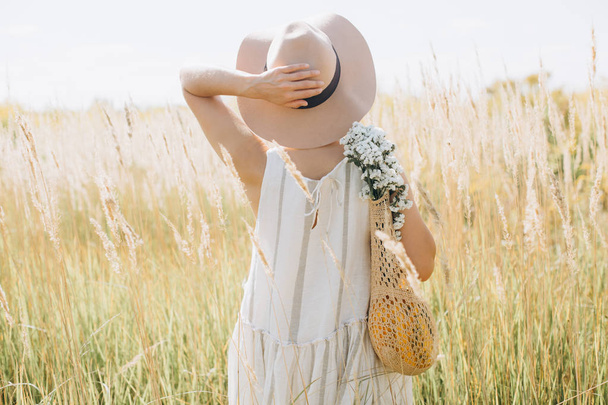 woman natural clothes eco mesh string bag wildflowers - Fotoğraf, Görsel
