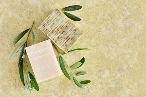Handgemaakte zeep bars en Olive takken op kleur achtergrond,  - Foto, afbeelding