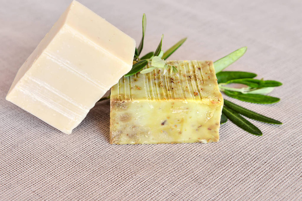Handgemaakte zeep bars en Olive takken op gunny achtergrond - Foto, afbeelding