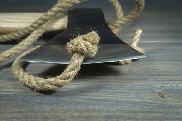 Сокира або гачком інструмент різання джутової мотузки
 - Фото, зображення