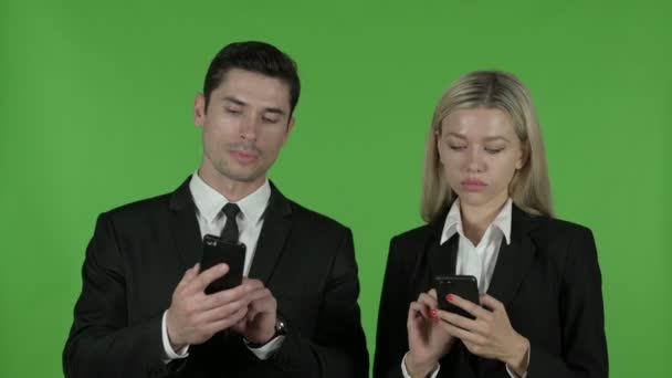 Ambitious Business using and sharing Cellphone, Chroma Key - Materiał filmowy, wideo