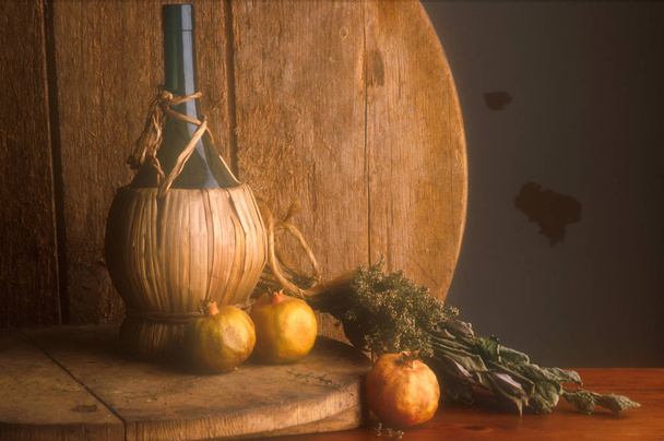 Bodegón con matraz de vino y granadas
 - Foto, imagen